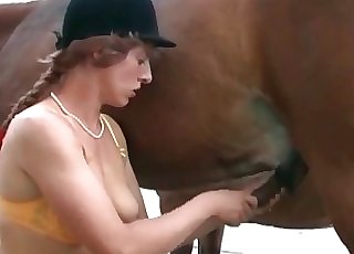 Jockey-looking babe blows a horse